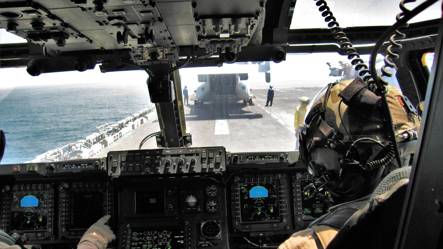 A bordo del USS Bataan (LHD 5). Cabina del Osprey preparando el despegue (Juanjo Fernández)
