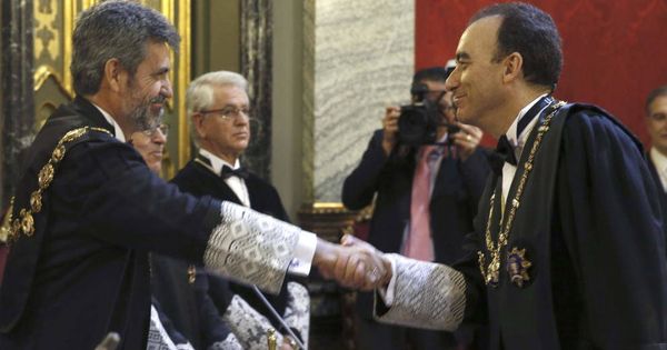 Foto: A la derecha, el próximo presidente del CGPJ, Manuel Marchena, da la mano a su antecesor Carlos Lesmes. (EFE) 