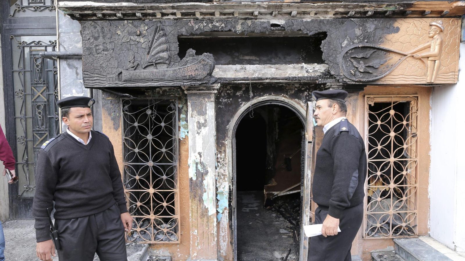 Foto: Agentes de seguridad egipcios permanecen frente a un restaurante y club nocturno que fue atacado en el barrio de Aguza, en El Cairo (Efe).