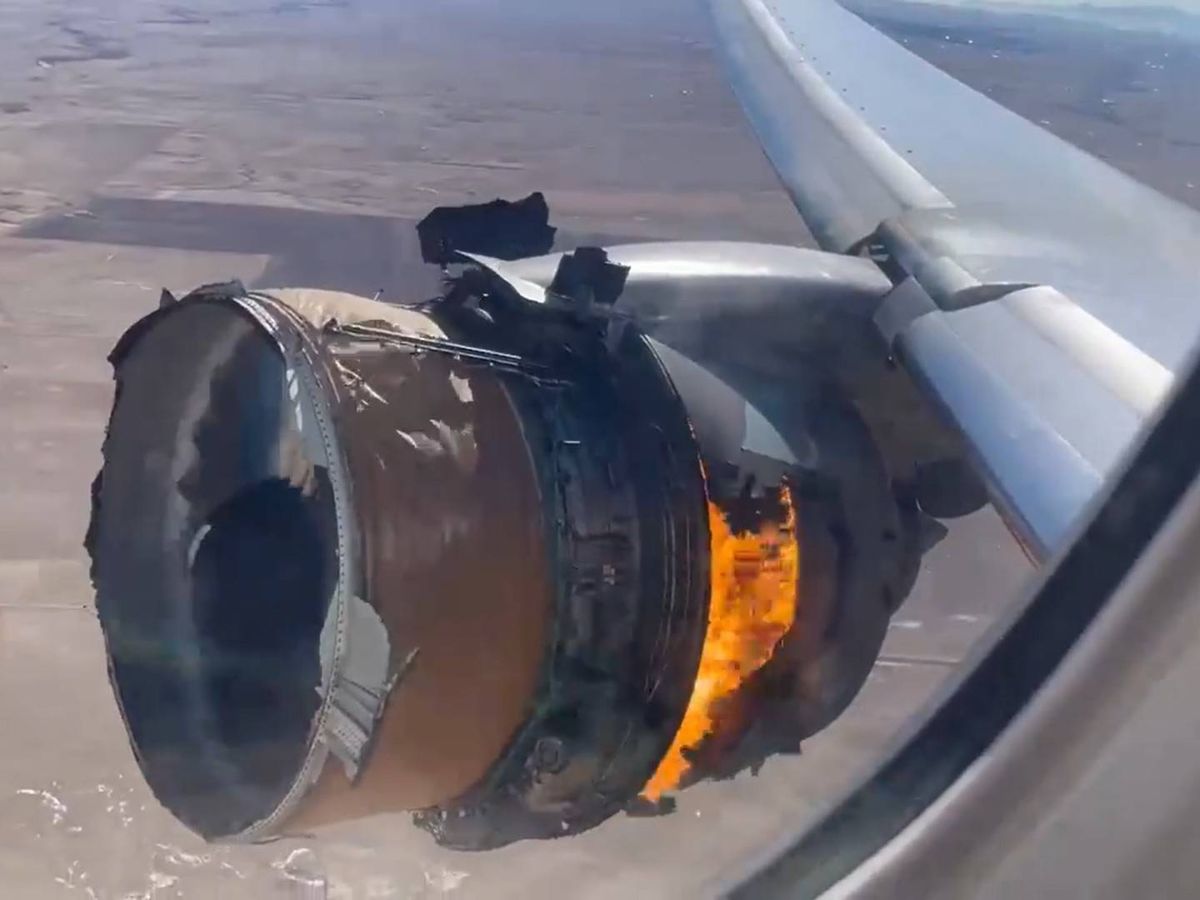 Foto: Captura de pantalla de un vídeo en el que se puede ver el motor del vuelo 328 de United Airlines desde el interior del avión tras su explosión. (Vídeo: @michaelagiulia)