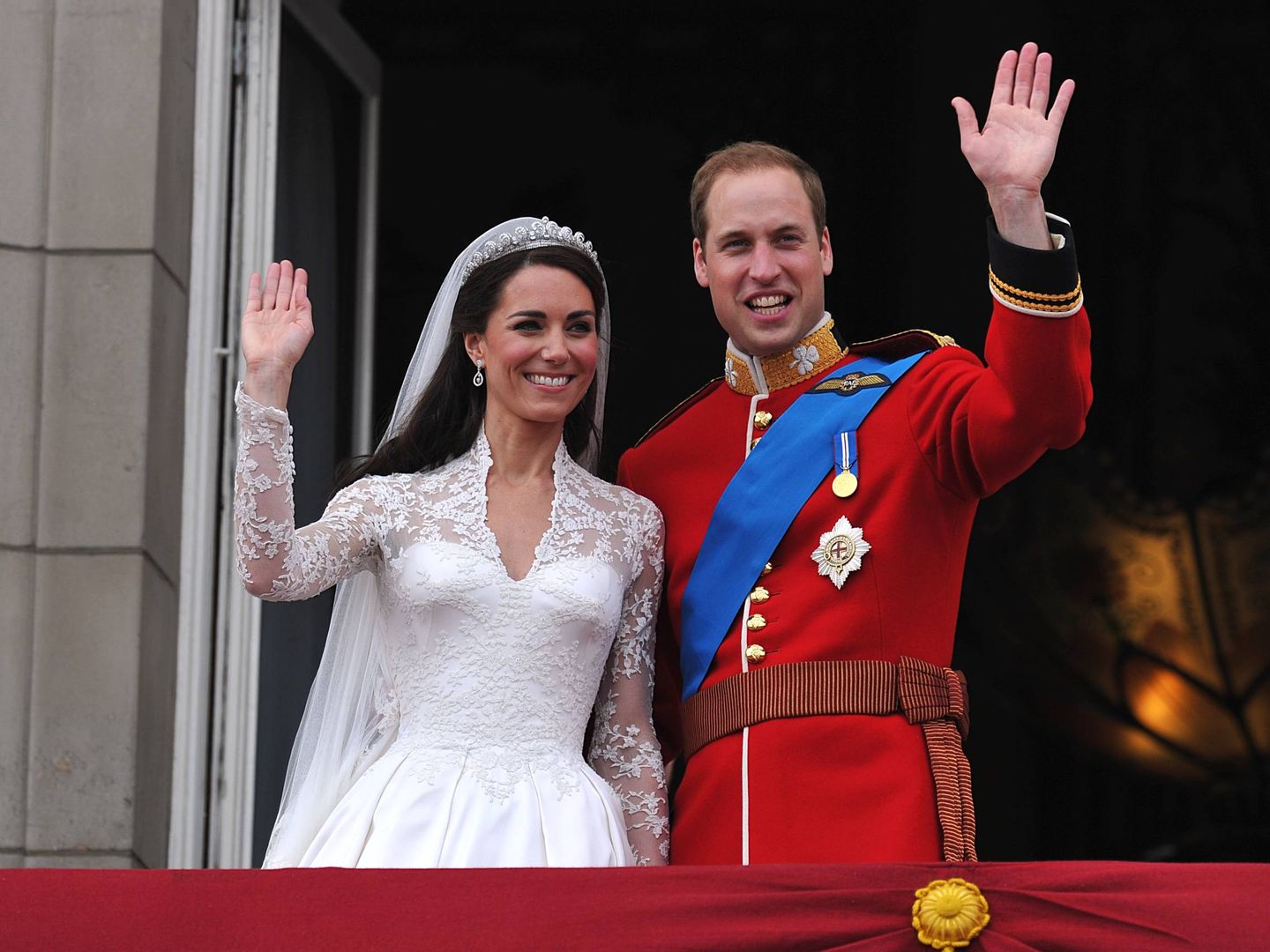 Kate y Guillermo saludan en el día de su boda. (Getty)