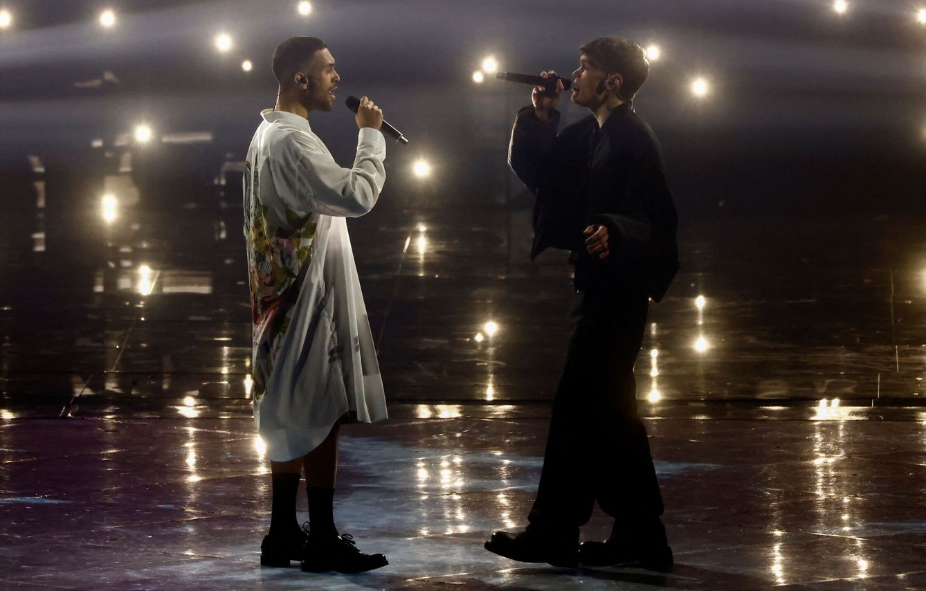 Mahmood y Blanco interpretando la canción 'Brividi' en Eurovisión 2022 (REUTERS/Yara Nardi)