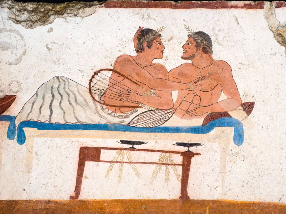 Foto: Una cerámica griega en la que muestra a dos hombres desnudos yaciendo en una cama. (iStock)