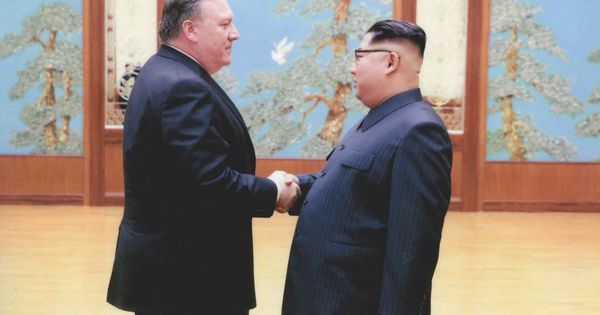 Foto: El exdirector de la CIA Mike Pompeo estrecha la mano de Kim Jong-un en Pyongyang, a finales de marzo. (Reuters)