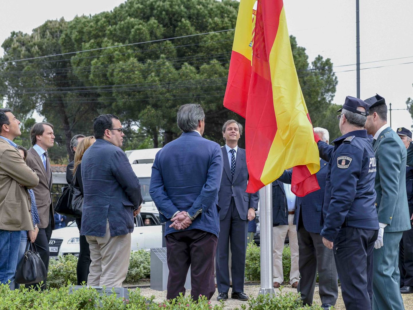 El alcalde de Boadilla, inaugurando una bandera de España en mayo de 2016 en una de las glorietas del municipio.