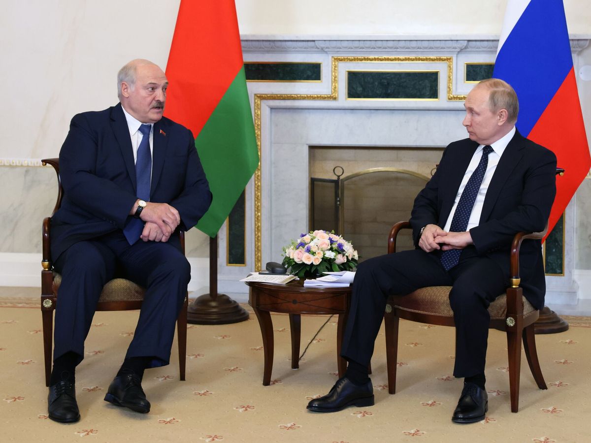 Foto: El presidente de Bielorrusia, Aleksandr Lukashenko, junto a Vladímir Putin. (EFE/Mikhail Metzel)