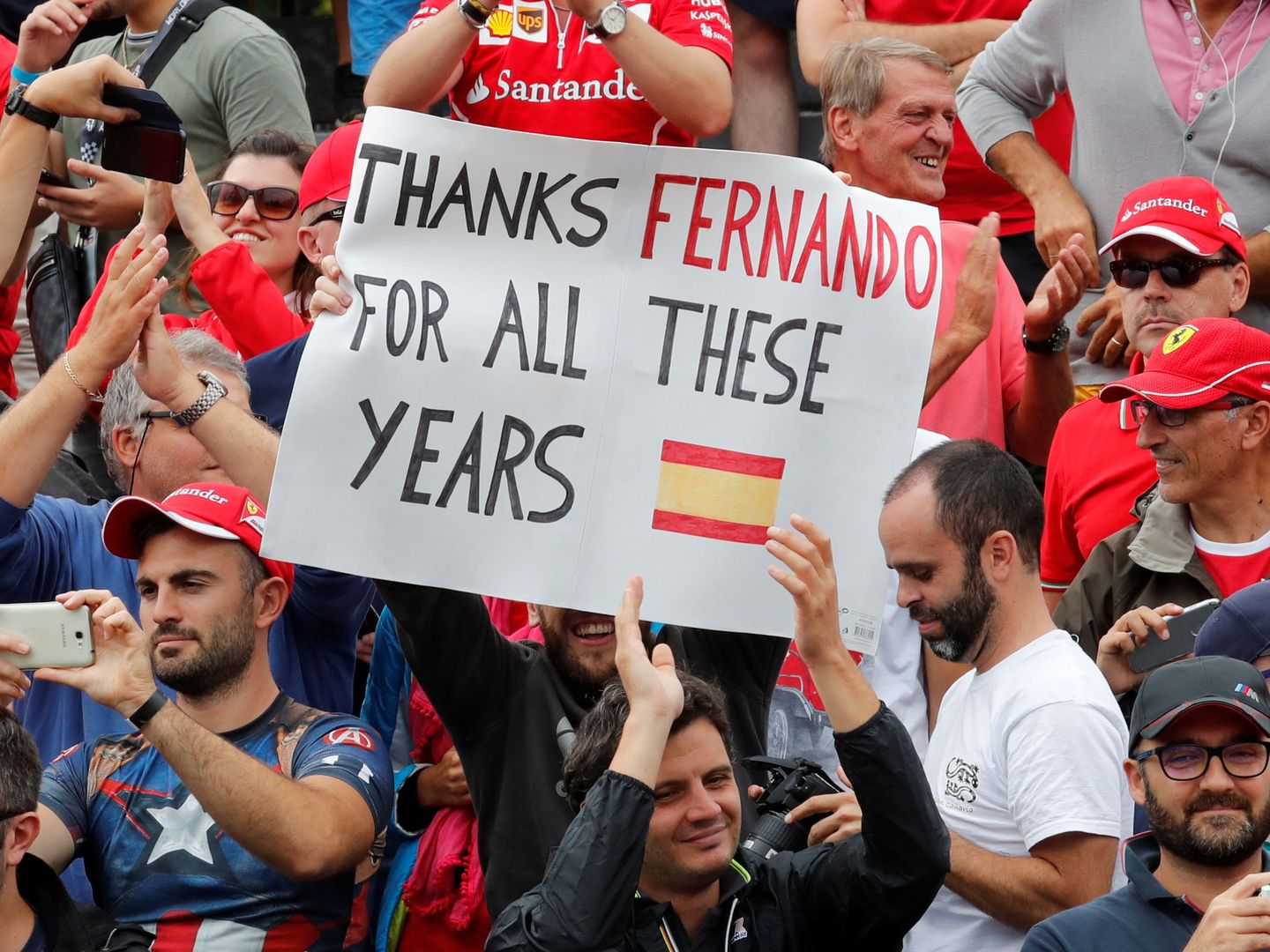 Una pancarta de agradecimiento a Alonso en Monza. (Reuters)