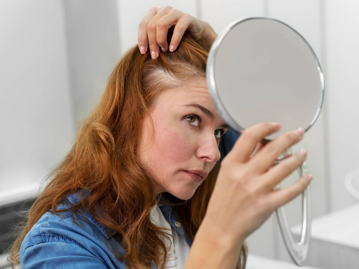 Foto: Este 'influencer' te enseña el remedio definitivo para la caída del cabello, y lo puedes hacer en casa (Freepik)