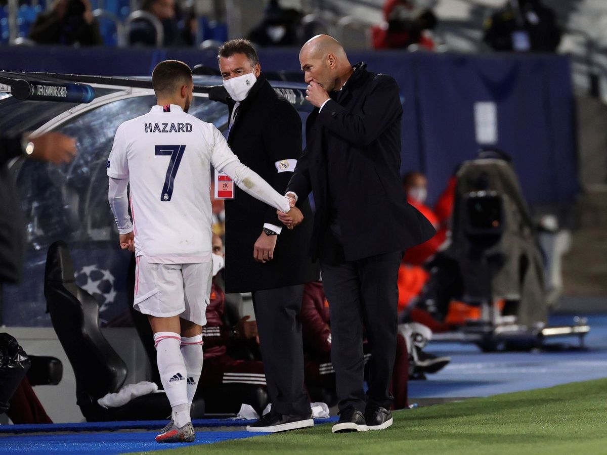 Foto: Zidane saluda a Hazard tras sustituirle en el partido contra el Inter. (EFE)