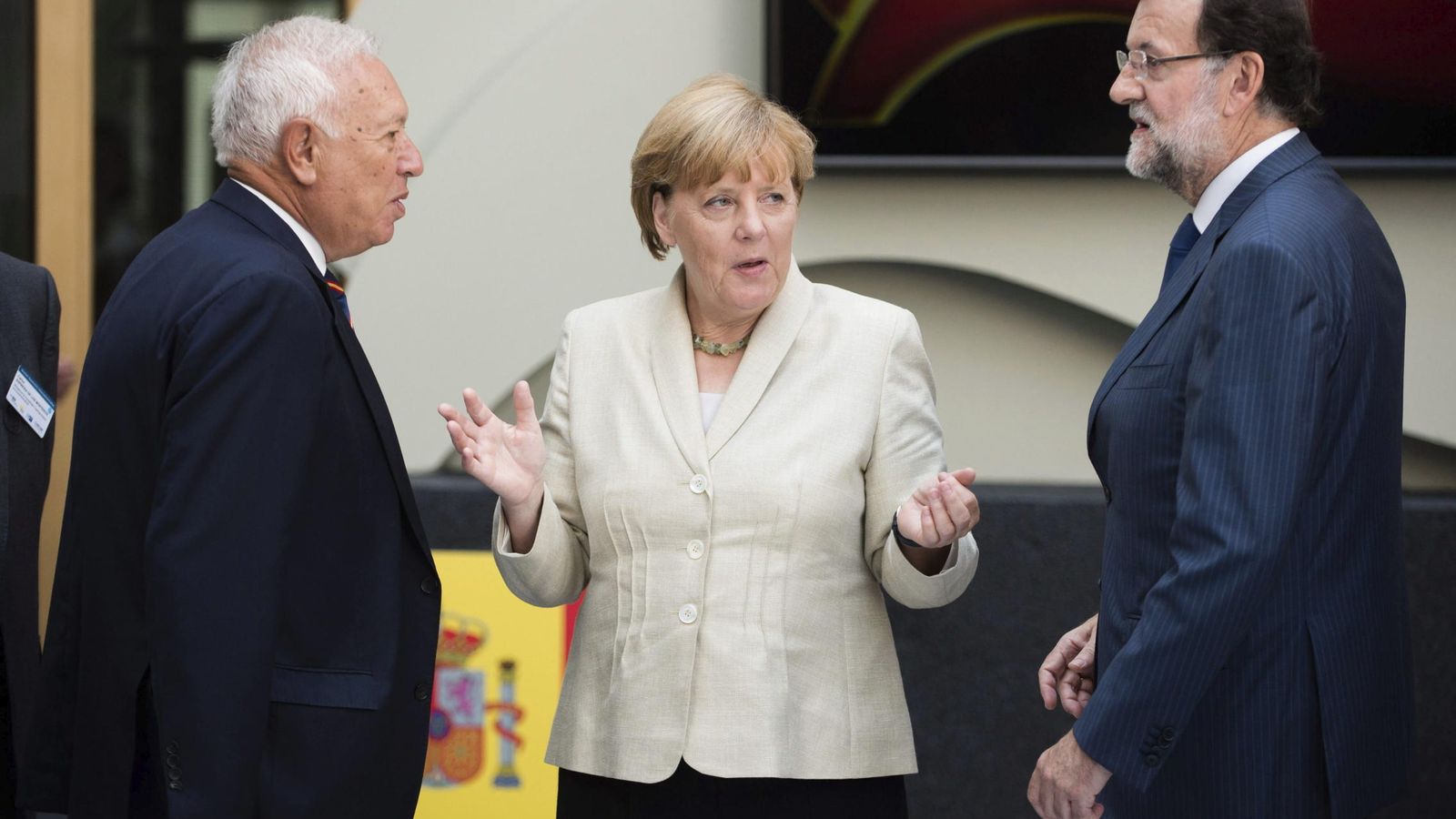 Foto: El ministro español de Exteriores, José Manuel García-Margallo, conversa con la canciller alemana, Angela Merkel, y el presidente del Gobierno, Mariano Rajoy. (EFE)