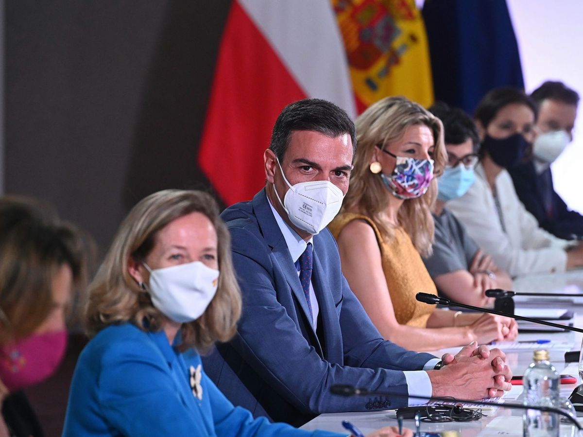 Foto: Pedro Sánchez, acompañado de las vicepresidentas del Gobierno. (EFE)