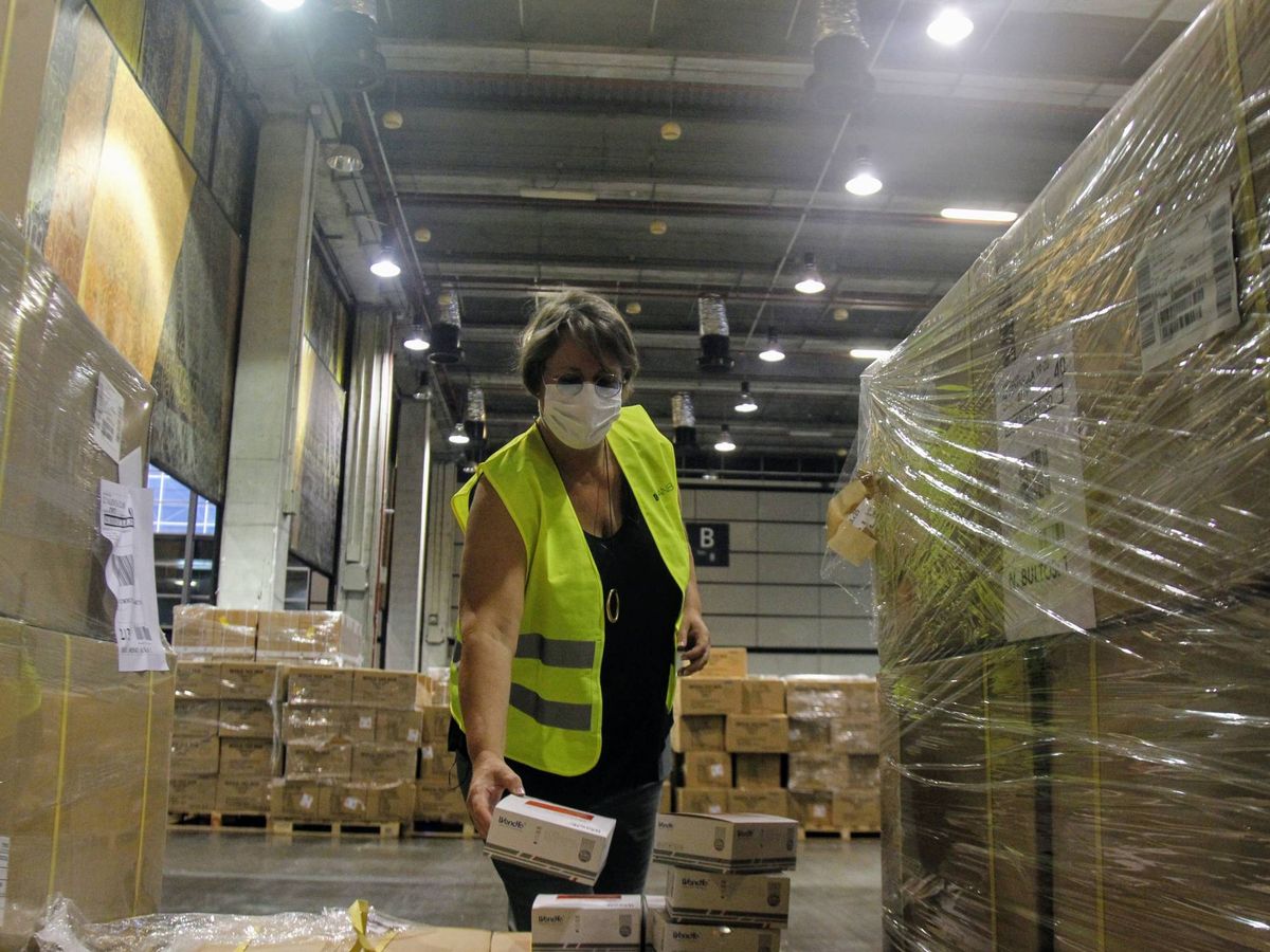Foto: La comisionada de compras de la Generalitat, en el almacén con la reserva de material sanitario. (Pau Llorca) 