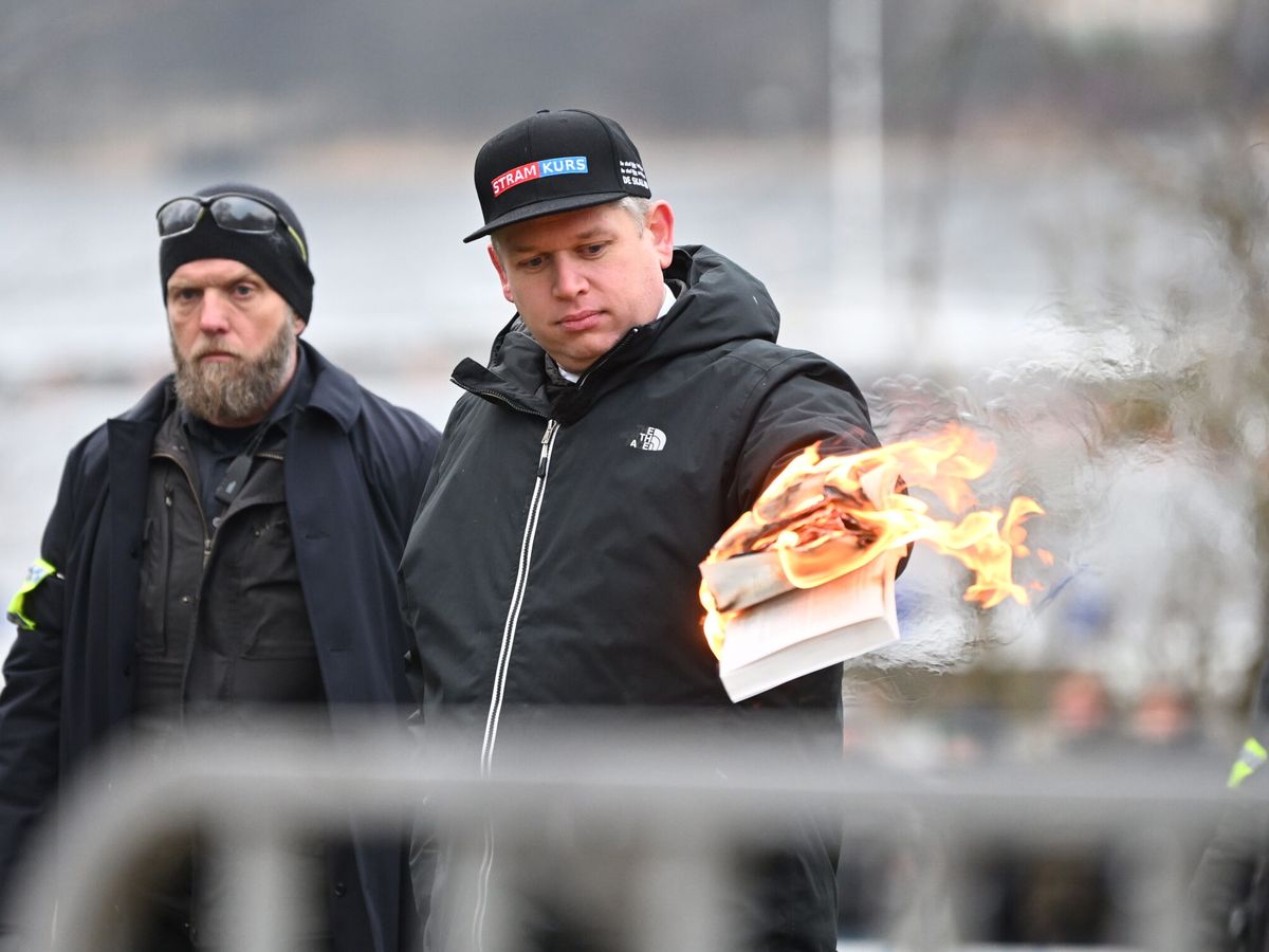 Foto: El político extremista Rasmus Paludan quema el libro del Corán en la embajada turca de Estocolmo. (EFE/Frederik Sandberg)