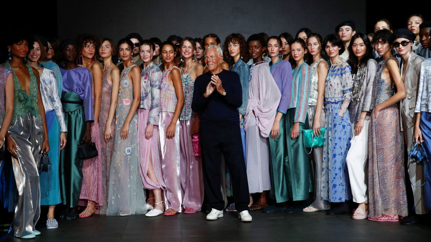 Giorgio Armani posa con todas las modelos tras el desfile de Emporio Armani. (Reuters)