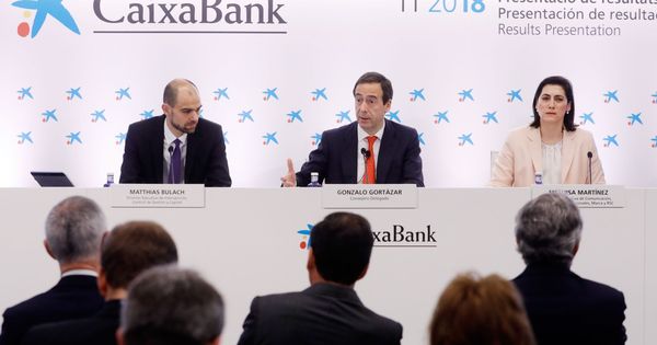 Foto: El consejero delegado de CaixaBank, Gonzalo Gortázar (c), en una reunión el pasado marzo. (EFE)