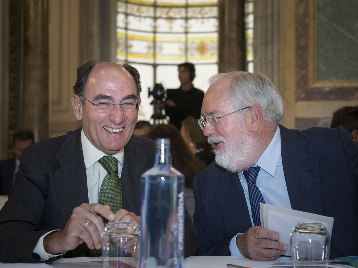 Foto: El presidente de Iberdrola, junto a Arias Cañete. (EFE/Luca Piergiovanni)