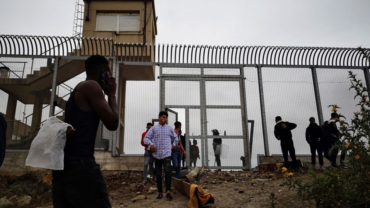 La valla de Ceuta es un coladero: detectan cruzando otra vez a inmigrantes devueltos