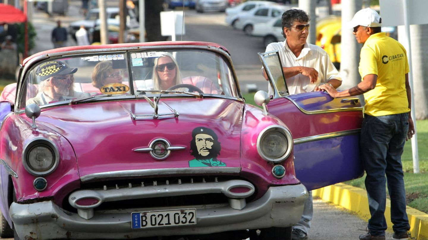 Un grupo de turistas circula por las calles de La Habana. (EFE)