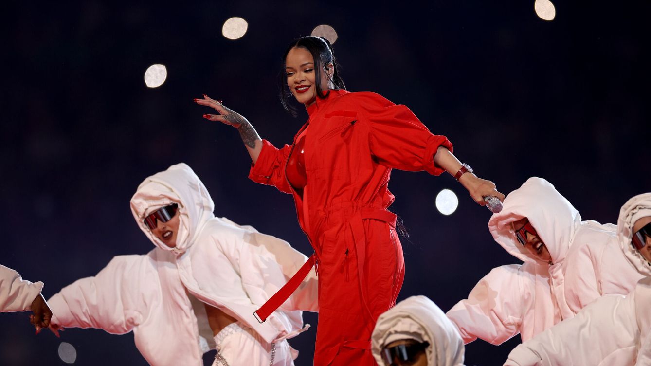Foto: La actuación de Rihanna en el descanso de la Super Bowl al completo: así fue su 'show' embarazada (EFE/EPA/Caroline Brehman)