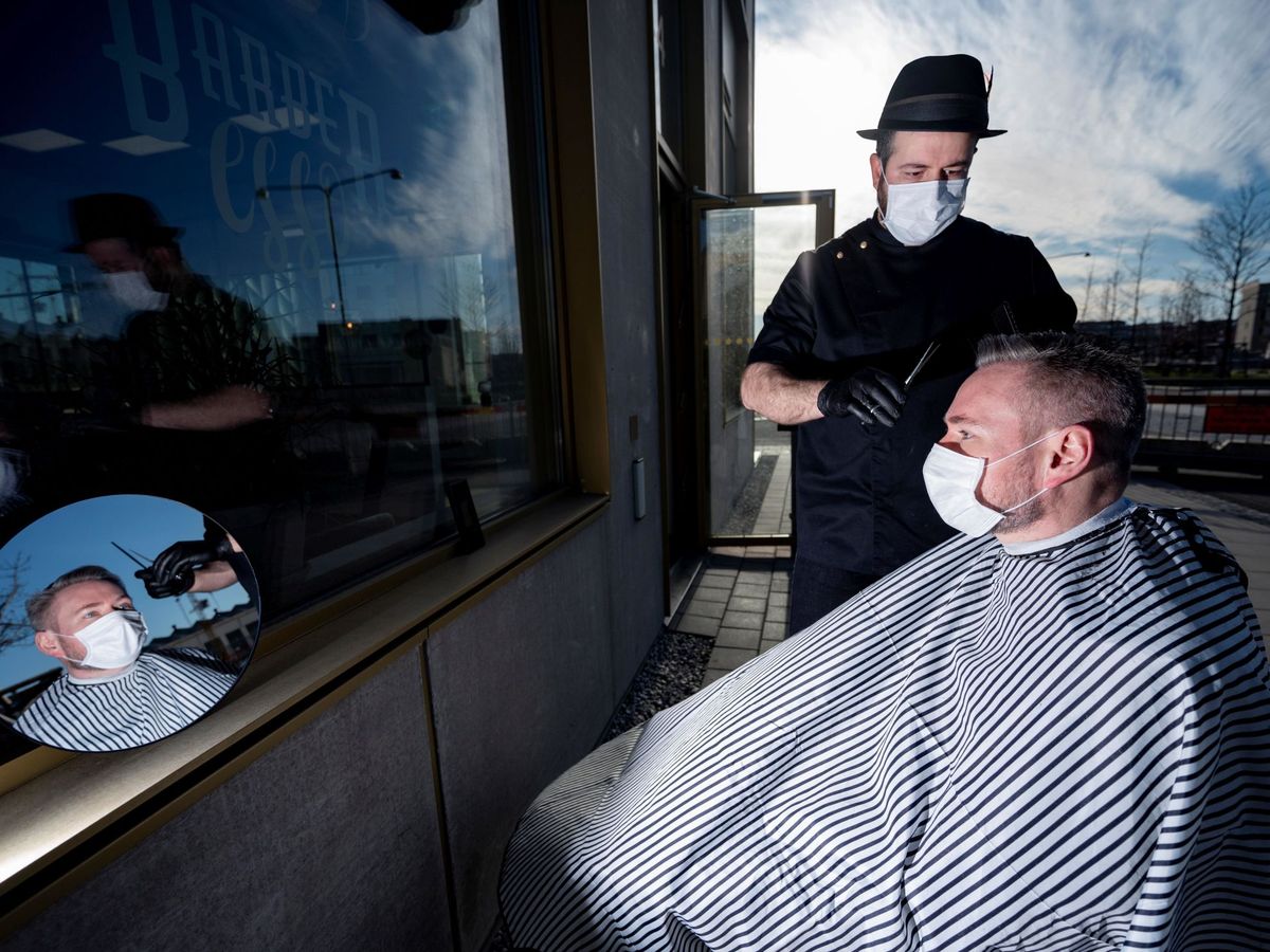 Foto: Corte de pelo en Suecia con medidas de precaución por el covid-19. (EFE)