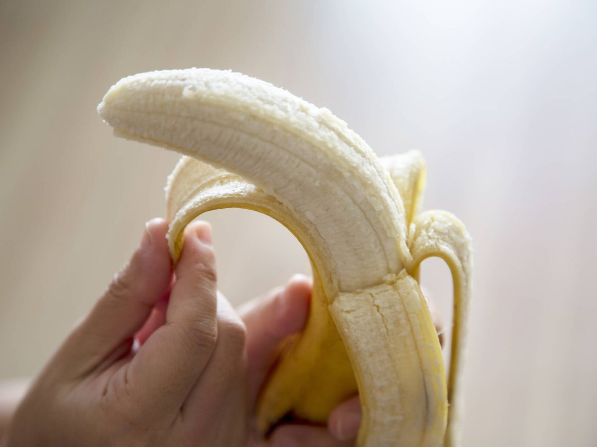 Foto: Esto es lo que pasa si comes un plátano después de cenar, según la ciencia. (iStock)
