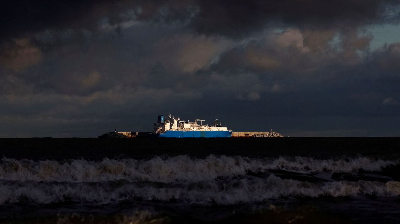 Foto: Un buque transportador de gas natural licuado de la rusa Gazprom, cerca de Kaliningrado. (Reuters/Vitaly Nevar)