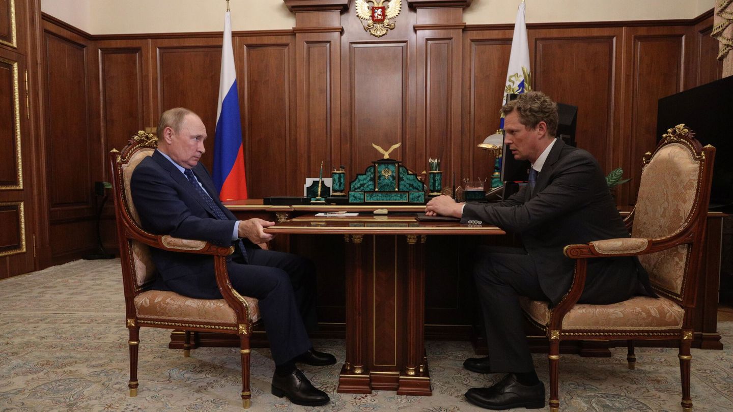 Vladimir Putin y el jefe del Servicio Federal de Impuestos de Rusia, Daniil Yegorov, asisten a una reunión en el Kremlin en Moscú, Rusia. EFE/Mikhail Klimentev.