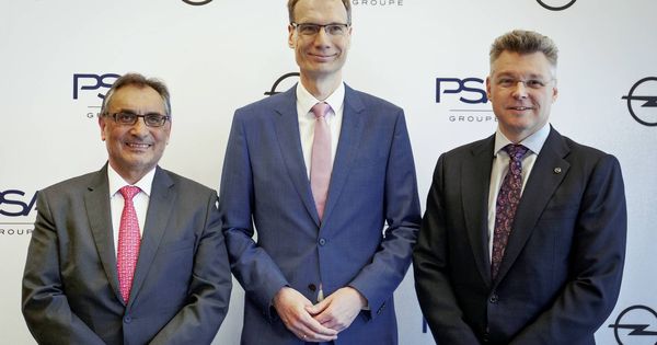 Foto: Michel Lohscheller, presidente de Opel junto a Antonio Cobo (izquierda) y Jonathan Akeroyd (derecha).