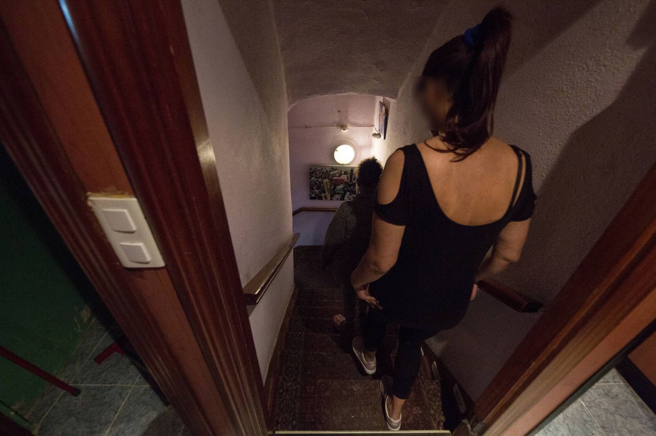 Dos mujeres bajan la escalera que une las habitaciones con el club Olimpo. (D.B.)
