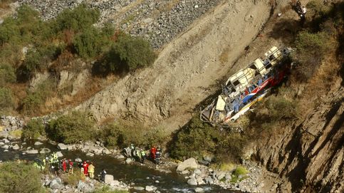 Al menos 33 pasajeros muertos al estrellarse un autobús y caer a un barranco en Perú