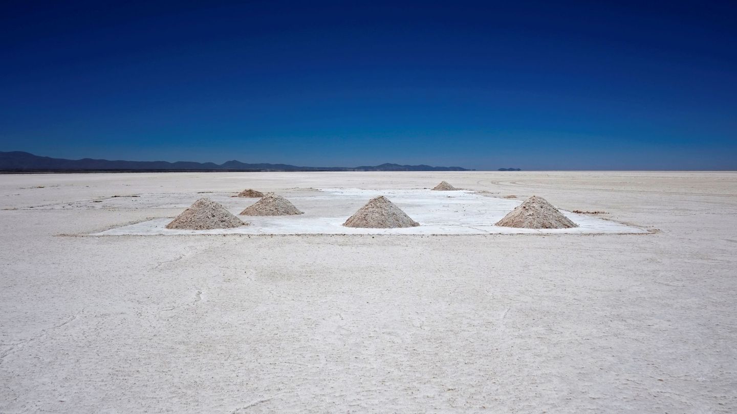 El lago de sal Uyuni en Bolivia que puede tener 5,4 millones de toneladas de litio. (REUTERS)