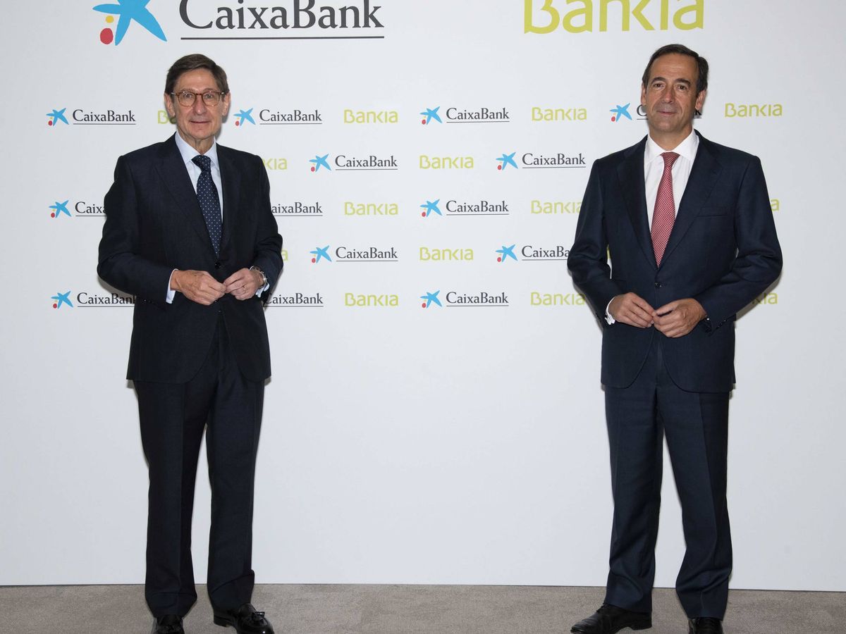 Foto: José Ignacio Goirigolzarri, presidente de Bankia, junto a Gonzalo Gortázar, consejero delegado de CaixaBank.
