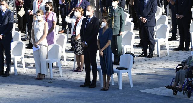 Los Reyes, puestos en pie durante el homenaje a las víctimas del covid. (LP)