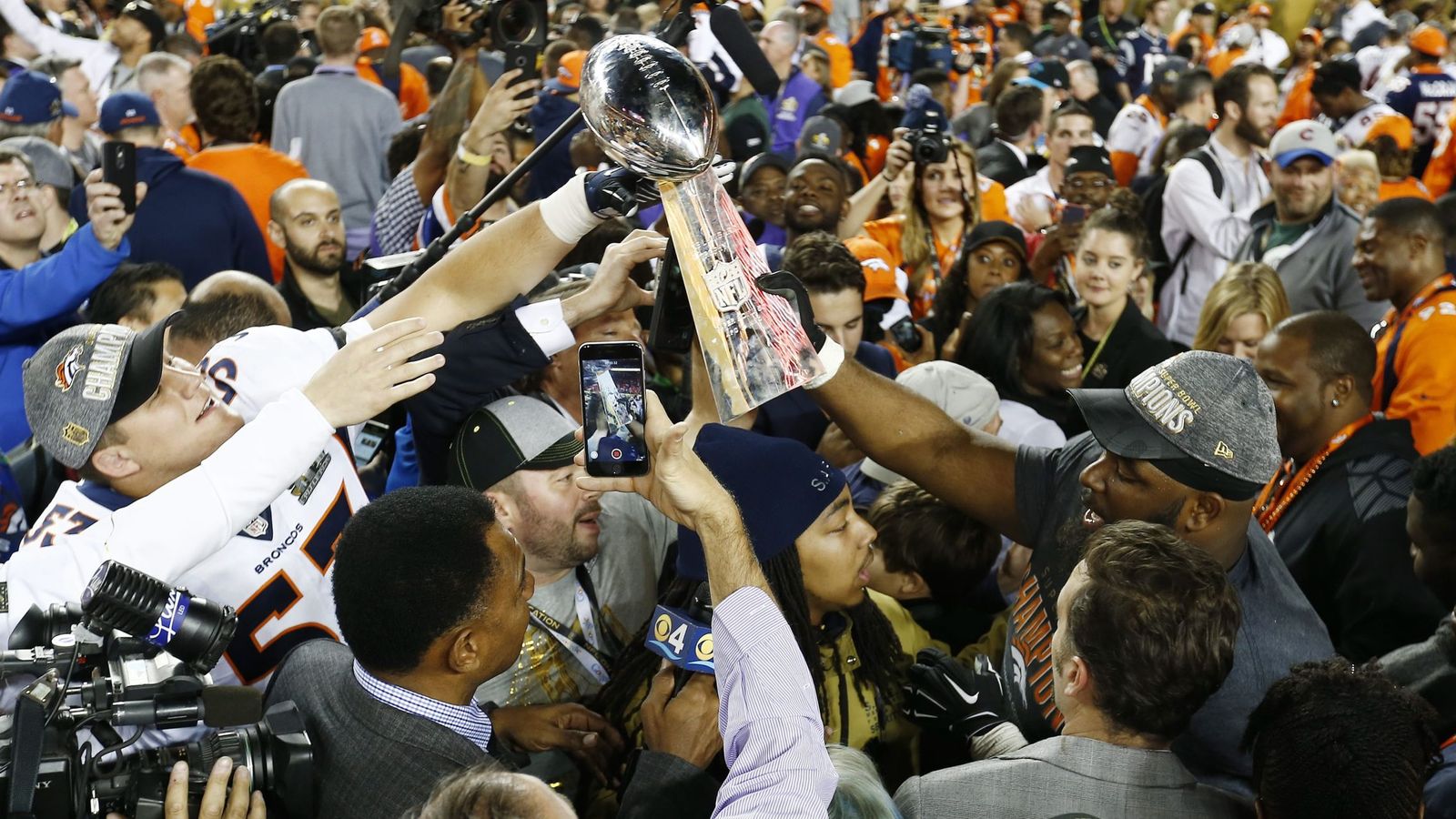 Foto: Los jugadores de los Denver Broncos celebran el título de la 50ª Super Bowl (Efe).