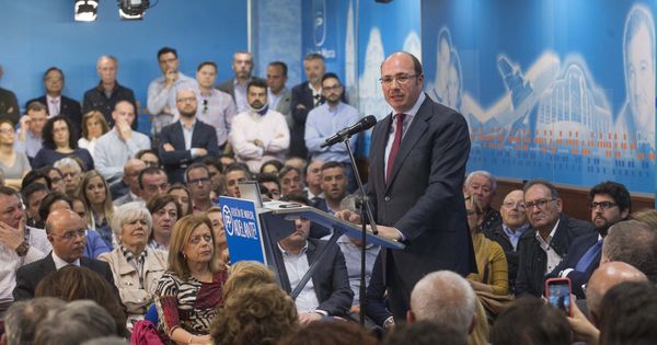 Foto: El hasta hoy presidente de la Región de Murcia, Pedro Antonio Sánchez (d), tras anunciar su dimisión. (EFE)