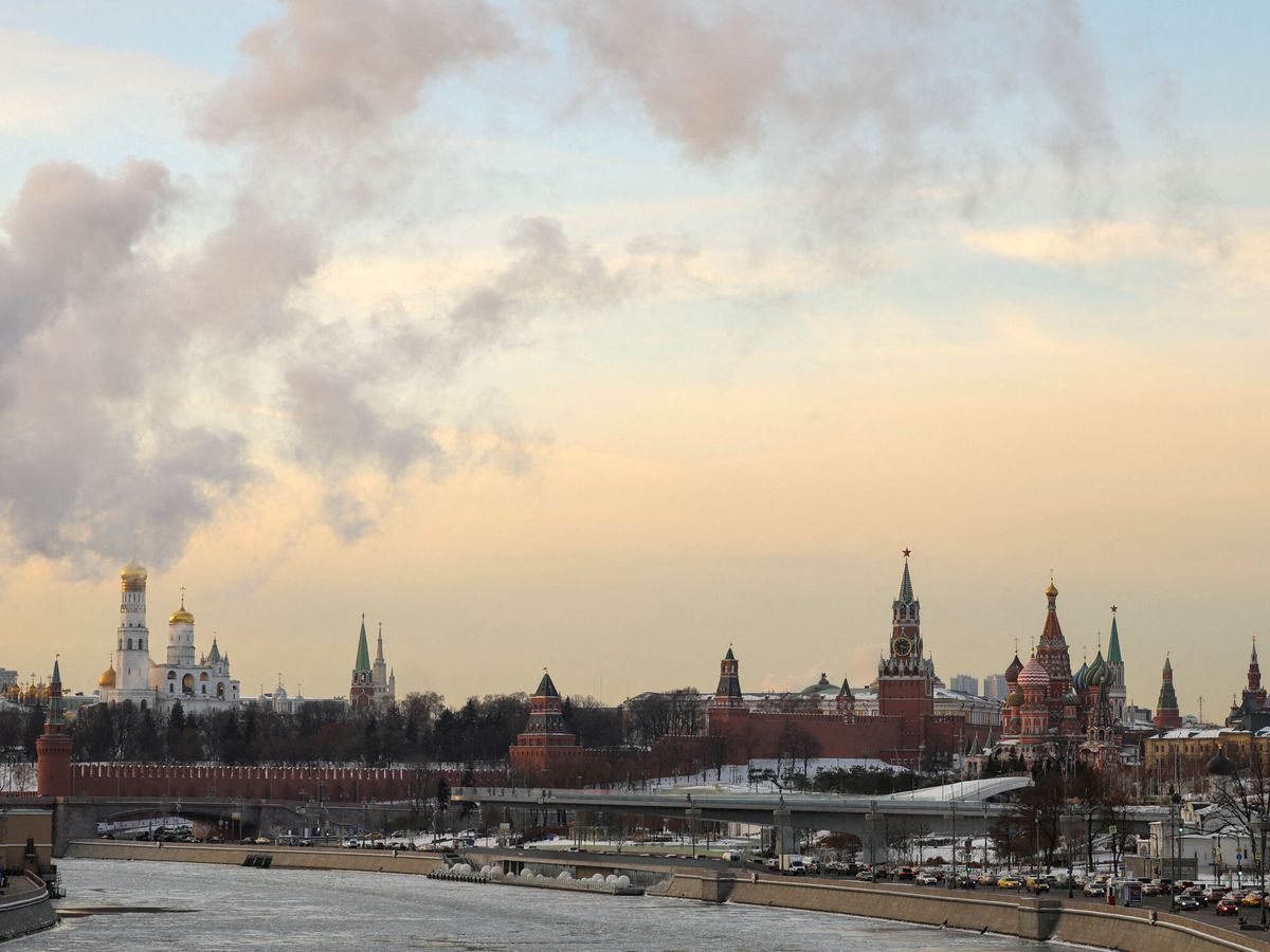 Foto: Vista general del Kremlin, la catedral de San Basilio y el parque Zaryadye en Moscú. (Reuters/Evgenia Novozhenina)