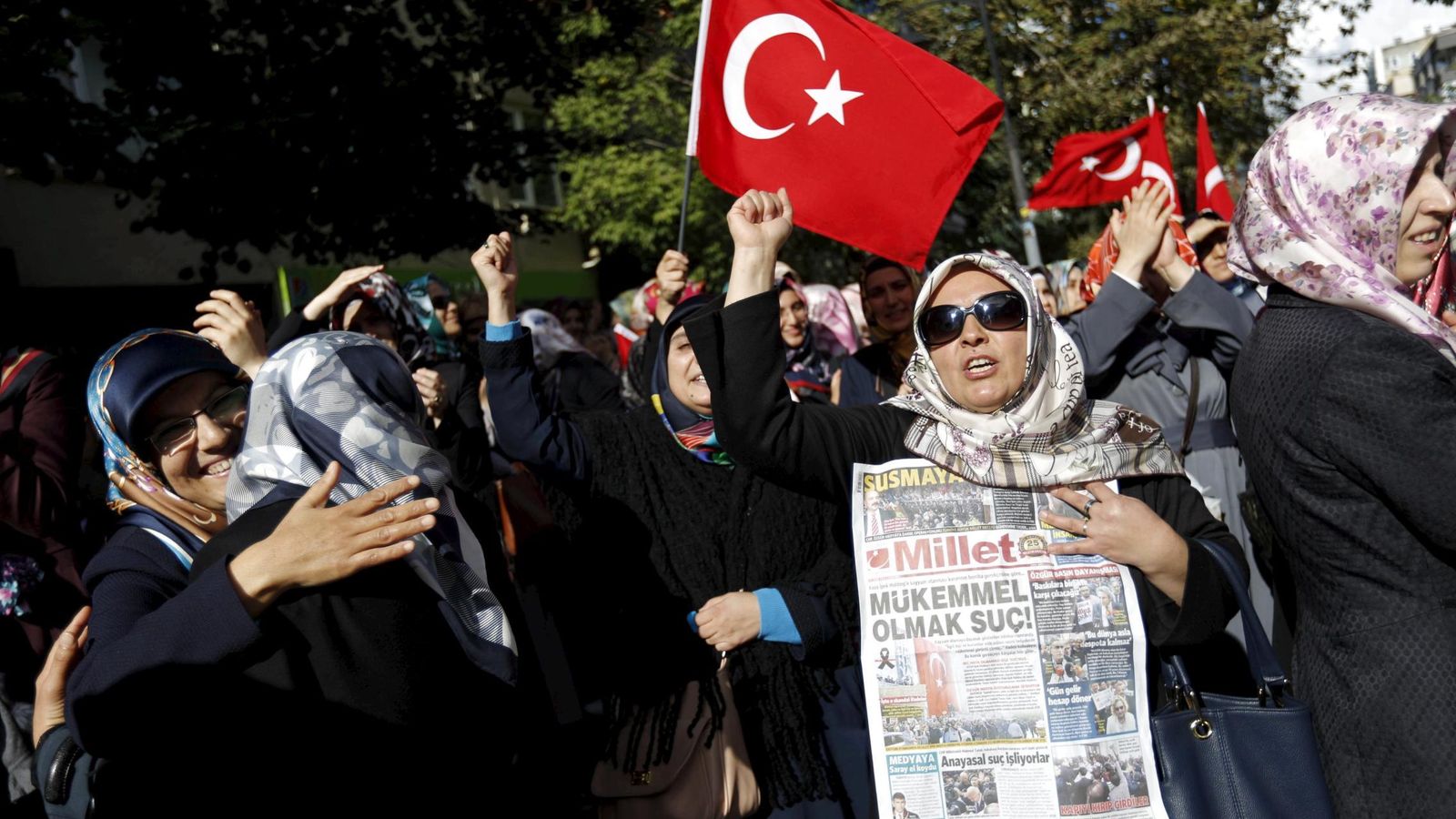 Foto: Seguidores de Fethullah Gülen protestan frente a la sede de varias televisiones de su movimiento por la redada policial que pretendía intervenirlas, el 28 de octubre de 2015 (Reuters)