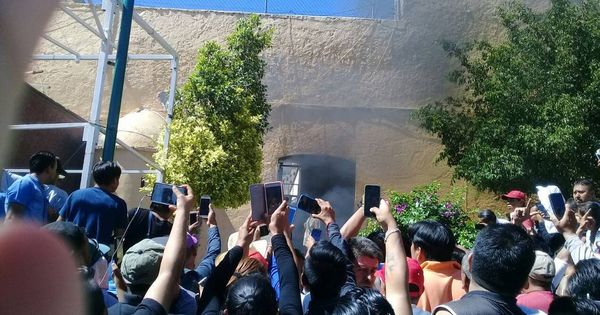 Foto: La multitud graba el linchamiento de Ricardo y Alberto Flores en San Vicente Boquerón.