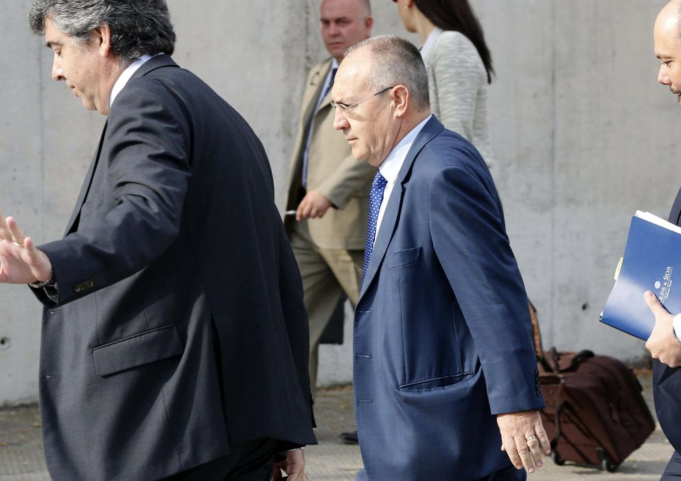 Foto: El exdirectivo de Caixa Penedès Manuel Trouano (c) a su llegada a la Audiencia Nacional. (EFE)