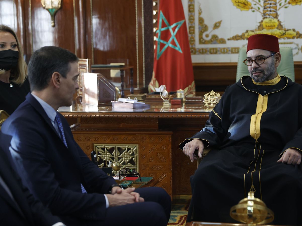 Foto: El presidente del Gobierno español, Pedro Sánchez (i), se reúne con Mohamed VI de Marruecos. (EFE/Mariscal)