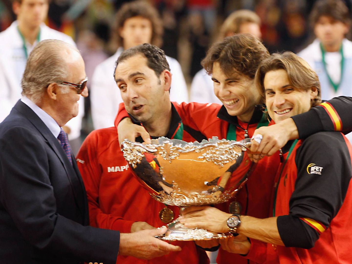 El Rey emérito celebra la Copa Davis de 2004 con Nadal, David Ferrer y Costa. (Gtres)