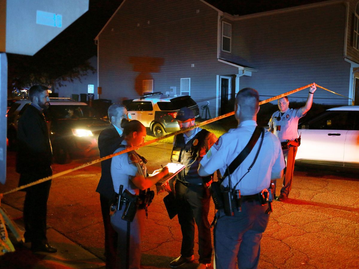 Foto: Agentes de policía tras el tiroteo en Raleigh, Carolina del Norte. (EFE/EPA/Veasey Conway)