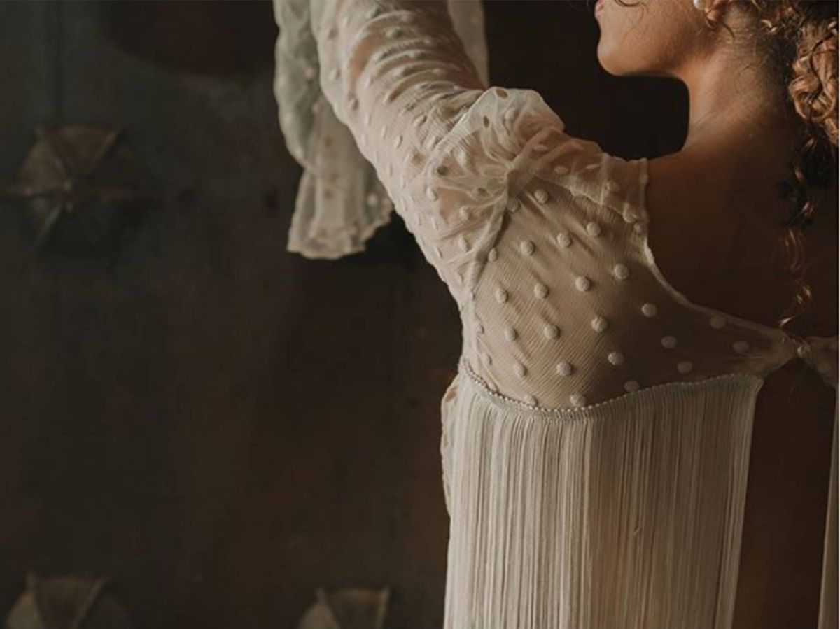 Foto: Enamórate de vestido de novia con flecos y plumeti. (Instagram @auroraboheme)