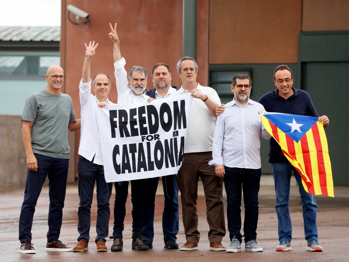 Foto: Los presos del 'procés' al salir de la cárcel tras los indultos. (EFE)