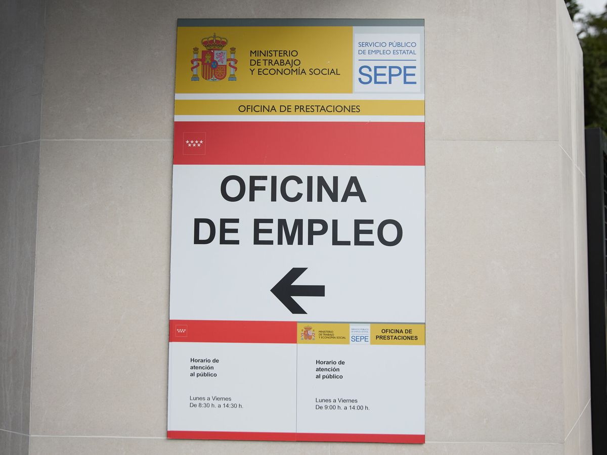 Foto: Vista de las indicaciones de una oficina de empleo del SEPE del Barrio del Pilar, en Madrid. (Europa Press/Jesús Hellín)