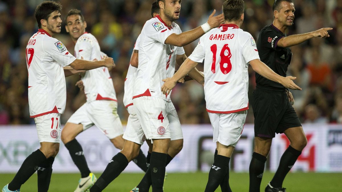 El Sevilla clama contra el “robo” de Muñiz Fernández en el Camp Nou