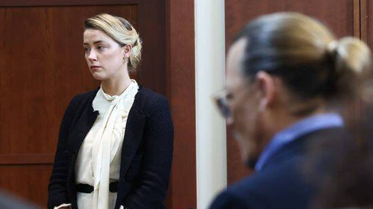  Amber Heard testifica en el juicio, con Johnny Depp en primer plano. (EFE/Jim Lo Scalzo)