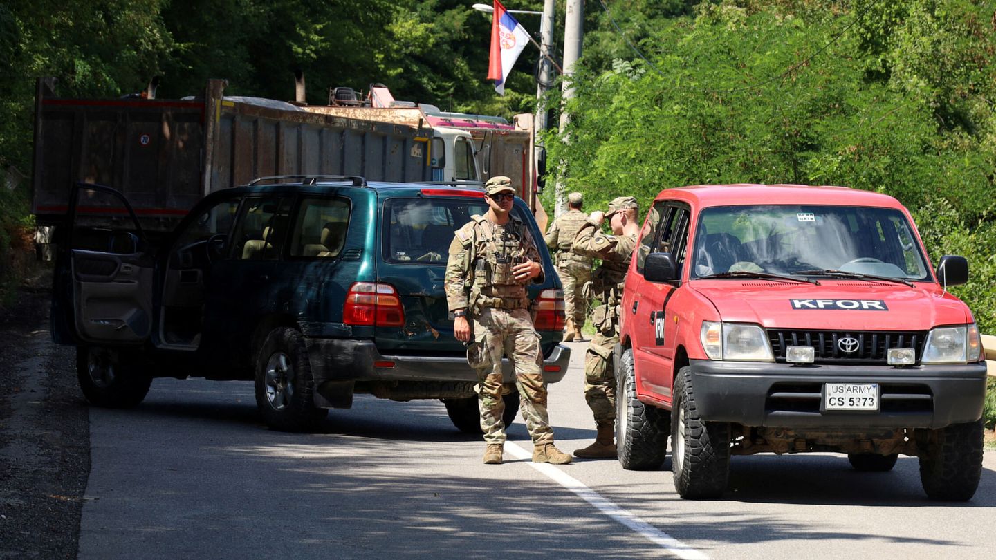 Las tropas de KFOR acuden a la barricada en una de las fronteras entre Serbia y Kosovo. Fatos Bytyci / REUTERS
