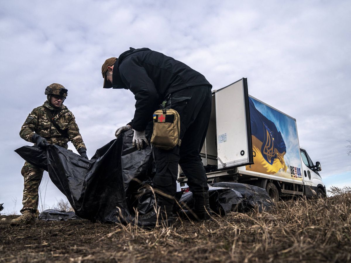Foto: Voluntarios del grupo ucraniano 'Black Tulip' recogen los cuerpos de dos soldados rusos en el segundo aniversario de la guerra. (Getty Images/José Colón)