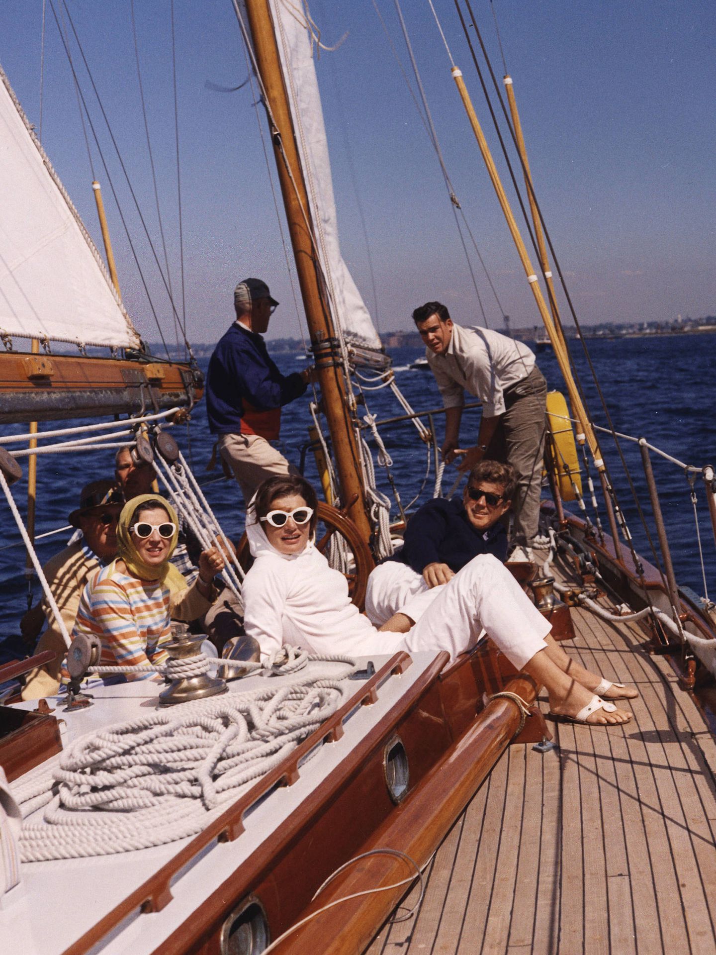 Jackie y JFK, navegando por Newport. (Getty)